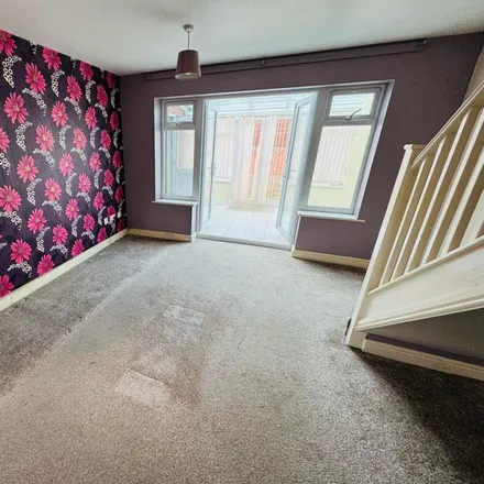 Image 3 - The Farthings, Dixons Green, DY2 8FA, United Kingdom - Duplex for rent