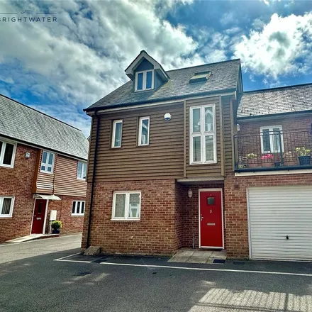Rent this 3 bed townhouse on Forest Gate Court in Ringwood, BH24 1JB