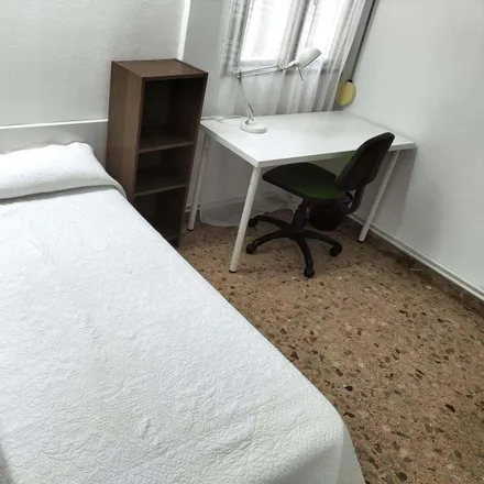 Rent this 5 bed room on Carrer del Vinalopó in 11, 46021 Valencia