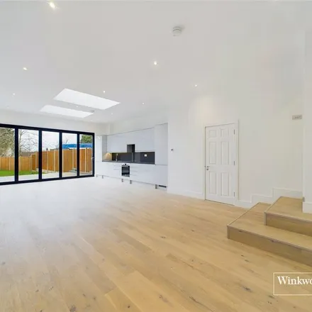 Rent this 5 bed townhouse on Kingsbury Road in London, NW9 0AX