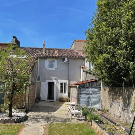 Image 1 - 16700 Ruffec, France - Townhouse for sale