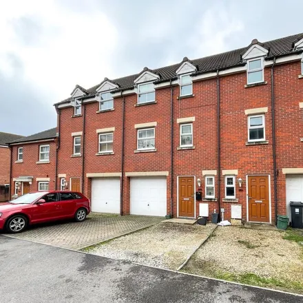 Rent this 3 bed townhouse on 29 New Charlton Way in Catbrain, BS10 7TN