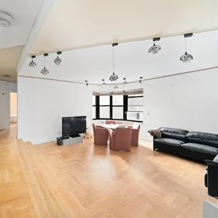 Image 4 - 225 East 74th Street, New York, NY 10021, USA - Apartment for sale