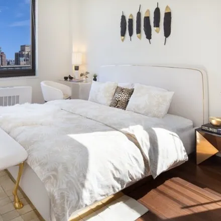Rent this 3 bed apartment on Citibank in East 82nd Street, New York