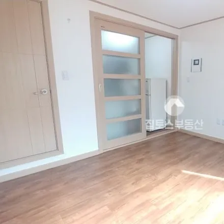 Rent this studio apartment on 서울특별시 송파구 잠실동 226-12