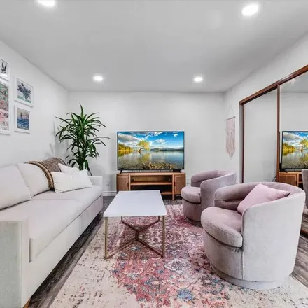 Rent this 1 bed apartment on Rossmore & Rosewood in North Rossmore Avenue, Los Angeles