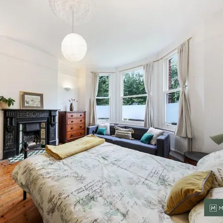 Rent this studio room on 38 Holland Road in Willesden Green, London