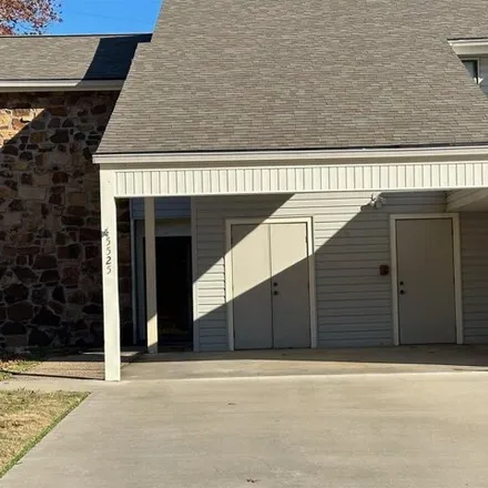 Rent this 3 bed condo on 5519 East 48th Place in Tulsa, OK 74135