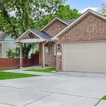 Buy this 3 bed house on 915 East Maddox Avenue in Fort Worth, TX 76104