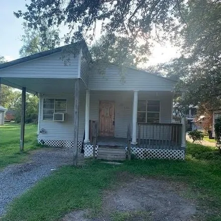 Buy this 3 bed house on 635 South 2nd Street in Ponchatoula, LA 70454