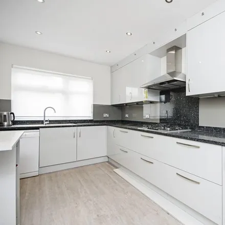 Image 5 - West View, London, NW4 2SY, United Kingdom - House for rent