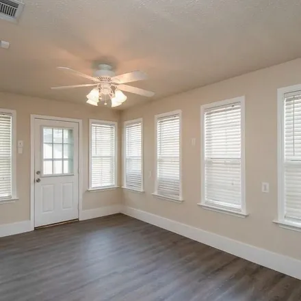 Rent this 3 bed apartment on 1045 Park Place Boulevard in Midlothian, TX 76065