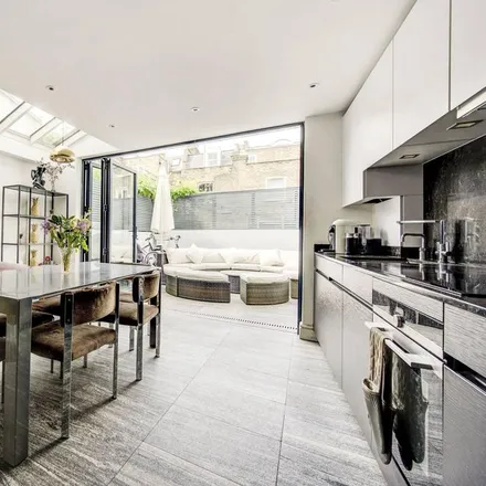 Rent this 4 bed townhouse on Saint Maur Road in London, SW6 4DP