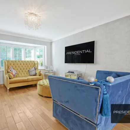 Image 6 - Lambourne Close, Chigwell Row, IG7 6EP, United Kingdom - Townhouse for sale