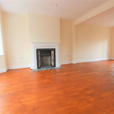 Rent this 4 bed apartment on Northfield Road in London, EN4 9DL