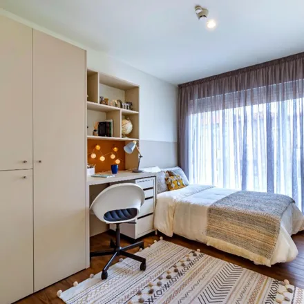 Rent this 3 bed room on Rua Doutor Júlio de Matos in 4200-110 Porto, Portugal