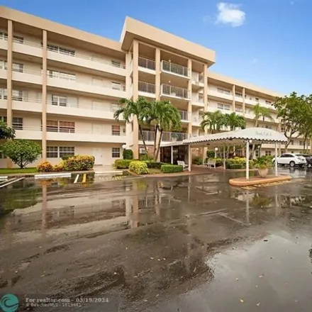 Rent this 3 bed condo on Oaks Course in 3701 Oaks Clubhouse Drive, Pompano Beach
