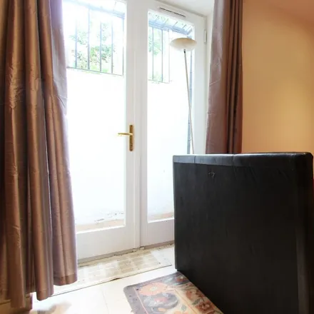 Rent this 8 bed room on 186 Avenue Road in London, W3 8QG