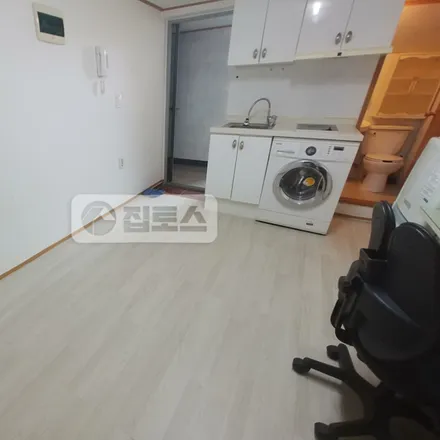 Rent this studio apartment on 서울특별시 관악구 신림동 98-248