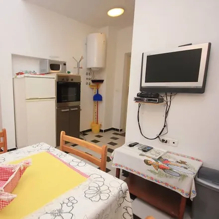 Rent this 2 bed apartment on 51564 Ćunski