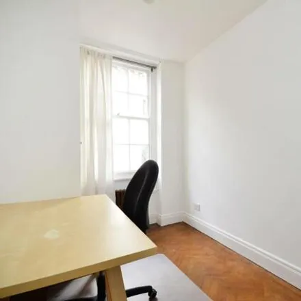Image 5 - Peters Court, Bayswater, London, W2 - Apartment for sale