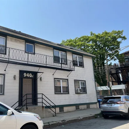 Rent this 1 bed apartment on 940 North Greenview Avenue
