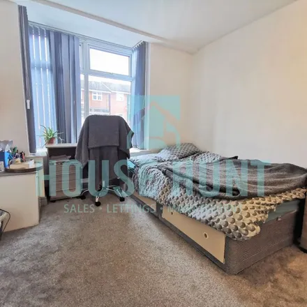 Rent this 6 bed apartment on 141 Heeley Road in Selly Oak, B29 6EJ