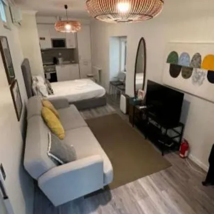 Rent this 1 bed apartment on Rua dos Remédios 86 in 88, 90