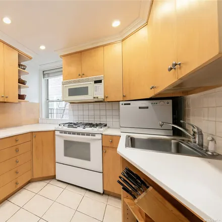 Image 3 - Grover Cleveland, 67-38 108th Street, New York, NY 11375, USA - Condo for sale