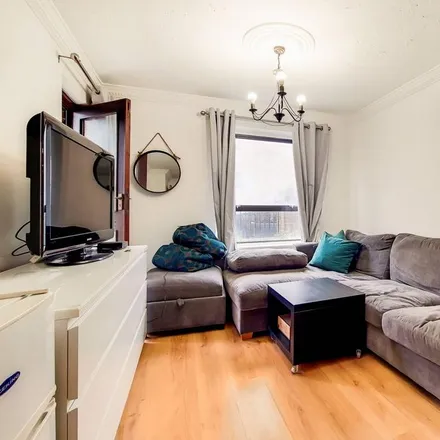 Rent this 1 bed apartment on Midland Place in London, E14 3DZ