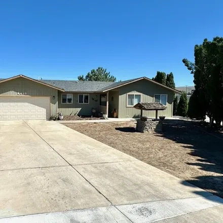 Buy this 3 bed house on Fremont Drive in Yakima, WA 98908