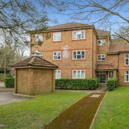 Rent this 2 bed apartment on Irvine Place in Virginia Water, GU25 4DQ