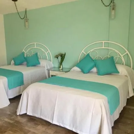 Rent this 4 bed house on Privada Roca Sola in Fraccionamiento Farallón, 39300 Acapulco