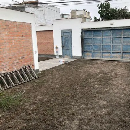 Buy this studio house on Institución educativa inicial Spiel Und Spass in Jirón Fernando Castrat 127, Santiago de Surco