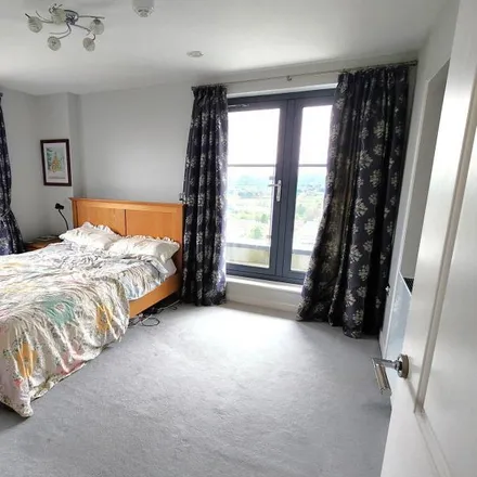 Image 2 - Orion Gate, Guildford Road, Horsell, GU22 7NJ, United Kingdom - Apartment for rent