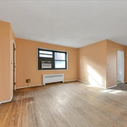 Image 2 - 160-56 17th Avenue, New York, NY 11357, USA - Apartment for sale