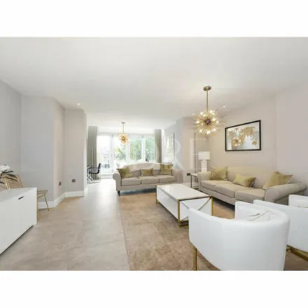Rent this 2 bed room on Lyndhurst Road in London, NW3 5PE