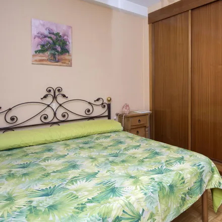 Rent this 3 bed room on Calle Pinar de Somosaguas in 28223 Pozuelo de Alarcón, Spain