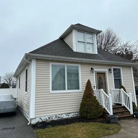 Rent this 3 bed house on 151 North 5th Street in Village of Lindenhurst, NY 11757