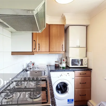 Image 4 - Gainsborough Road, London, RM8 2DL, United Kingdom - Apartment for rent