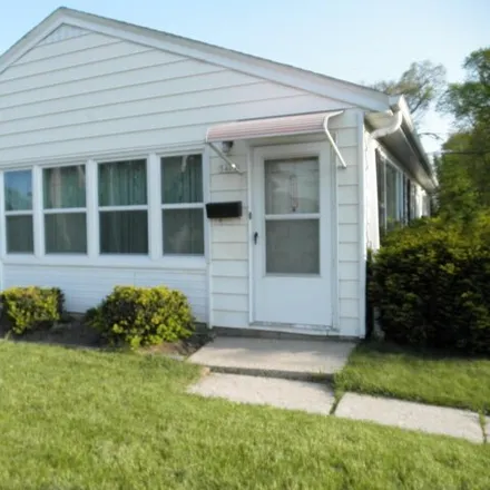 Buy this studio house on 5207 North 54th Street in Milwaukee, WI 53218