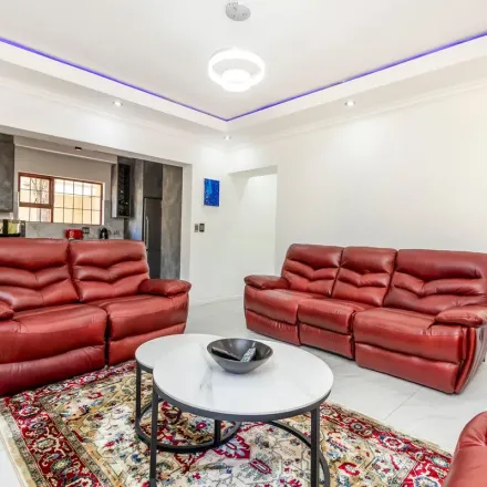 Image 3 - Nanyuki Road, Sunninghill, Sandton, 2157, South Africa - Apartment for rent