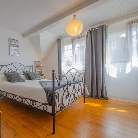 Rent this 4 bed house on Chemin Du Bas De La Cote in 10110 Bar-sur-Seine, France