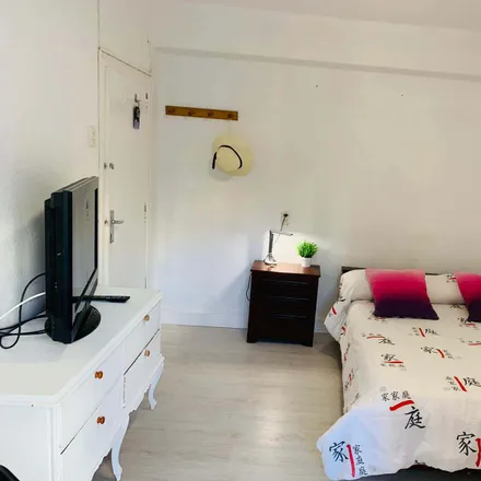 Rent this 3 bed room on Avinguda de Burjassot in 119, 46015 Valencia