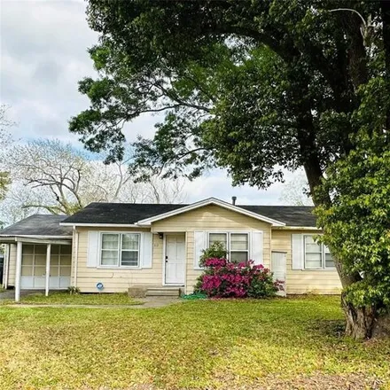 Buy this 3 bed house on 725 South Valderas Street in Angleton, TX 77515