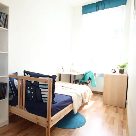 Rent this 6 bed room on Aleja 1 Maja 50 in 90-746 Łódź, Poland