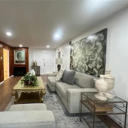 Image 2 - Town and Country School, East Del Mar Boulevard, Pasadena, CA 91107, USA - Condo for sale