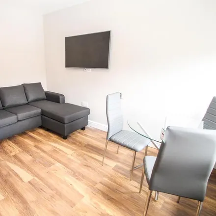 Rent this 3 bed townhouse on Kelso Gardens in Leeds, LS2 9DB