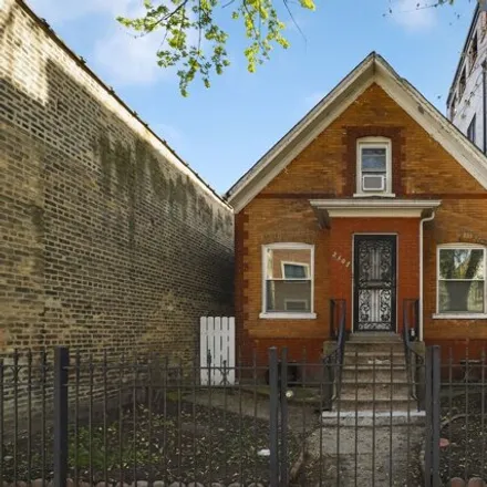 Buy this 3 bed house on 2305-2307 West Foster Avenue in Chicago, IL 60625