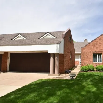 Buy this 3 bed condo on West Hidden Lake Court in Peoria, IL 61615